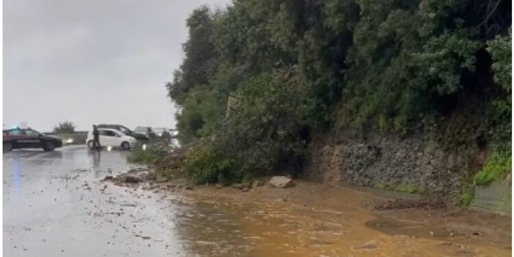 Evacuate tre famiglie a causa di una frana a Varazze