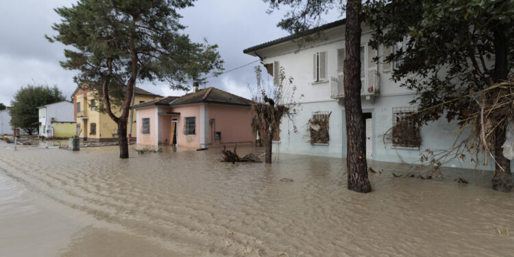 Chiusa l'infiltrazione di acqua che ha causato un allagamento