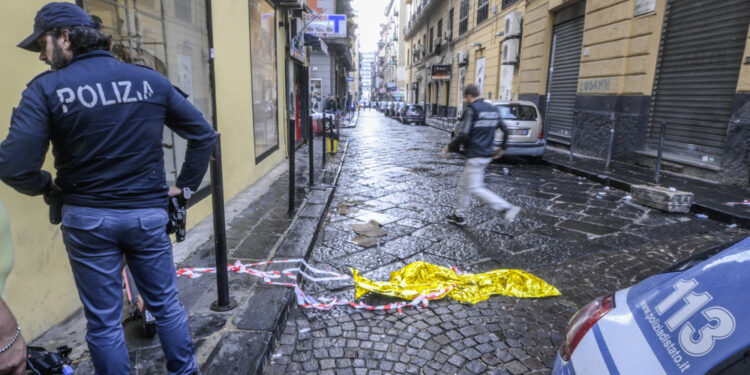 Una ventina di colpi esplosi da due o tre armi