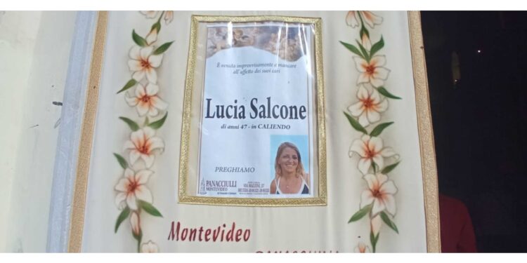 Le amiche con palloncini bianchi: 'Studiava e sorrideva sempre'