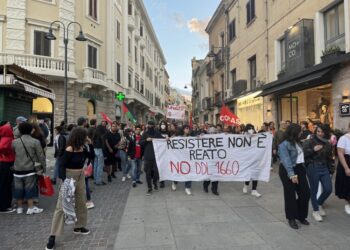 Centinaia di giovani in piazza anche contro il ddl sicurezza