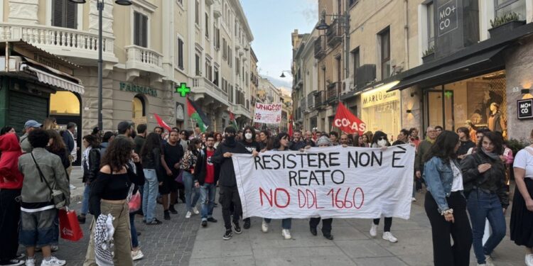 Centinaia di giovani in piazza anche contro il ddl sicurezza