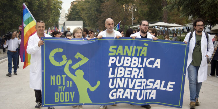 Bandiere e fumogeni: "corpi fisici