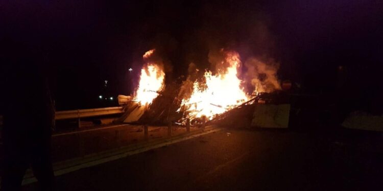 Per tre ore lanciate bombe carta e lacrimogeni a San Giuliano