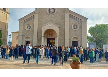 Appello del parroco durante i funerali di Leonardo al rispetto