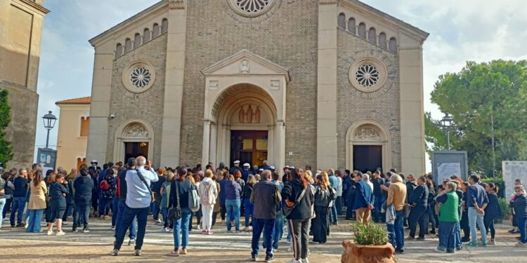 Appello del parroco durante i funerali di Leonardo al rispetto