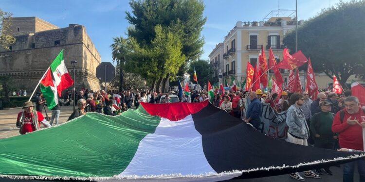 A Bari corteo per la giornata di mobilitazione per la pace