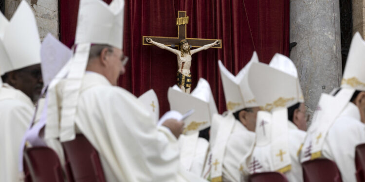 Proclama 14 nuovi santi. Nella Chiesa 'la tentazione del potere'