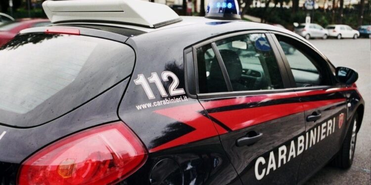 Agente ferito a sua volta in modo grave. Indagano i carabinieri