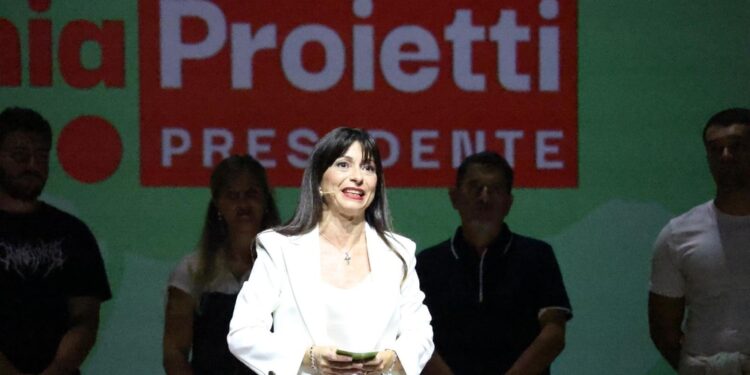 Con Renzi 'né parlati né visti' dice candidata di centrosinistra