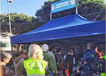 Diverse persone si stanno registrando a punto raccolta Pozzuoli