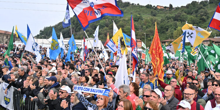 Così il leader della Lega sul palco della manifestazione