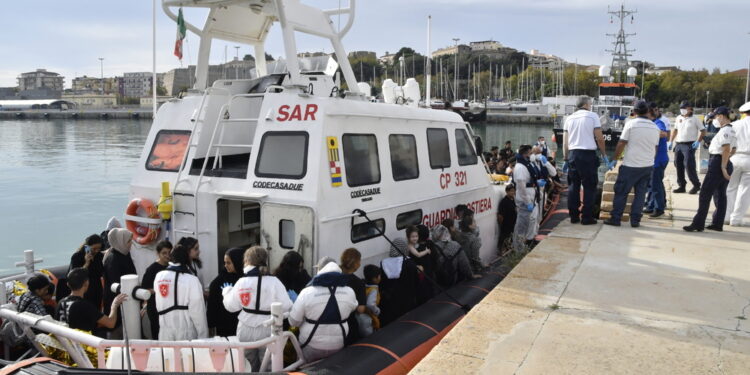 Erano su barca a vela di 16 metri. Tra loro anche bimbi e donne