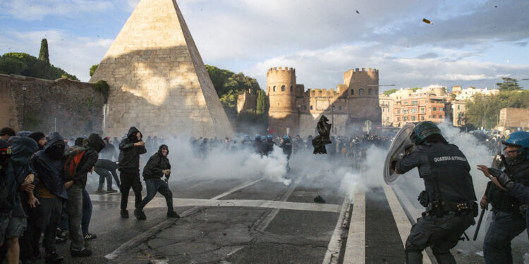 Per lesioni gravi e resistenza. L'indagato respinge le accuse