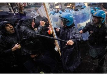 Lancio di pietre e bottiglie in centro tra i turisti