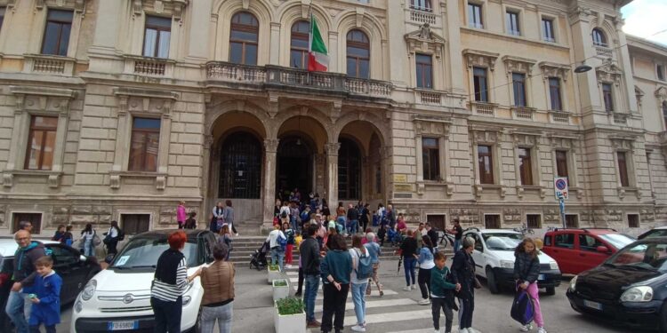 Al vaglio 17 aree per costruire la scuola provvisoria