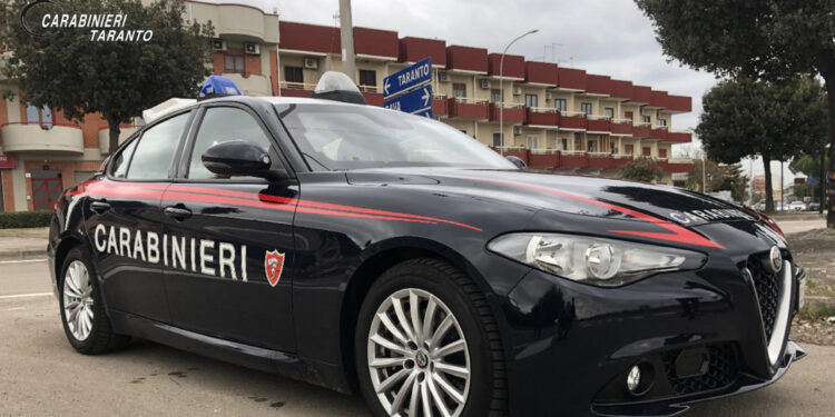 Bloccati dai carabinieri a Taranto. Vittima pensionato di Prato