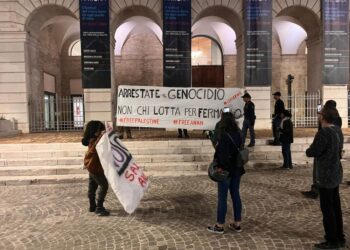 Sit-in davanti al teatro chiuso. E' in corso vertice alla Mole