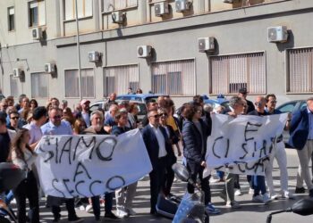 A tenere gli striscioni anche i sindaci del Nisseno