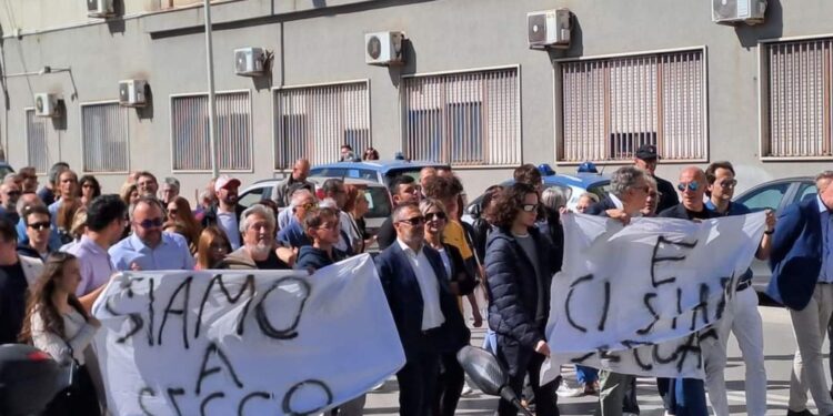 A tenere gli striscioni anche i sindaci del Nisseno