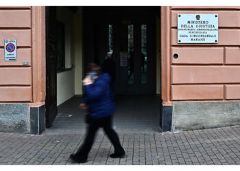 Colta in fragranza dalla polizia penitenziaria a Genova Marassi