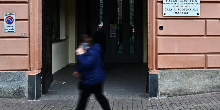 Colta in fragranza dalla polizia penitenziaria a Genova Marassi