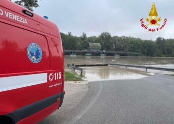 Stava lavorando alla movimentazione di un ponte di barche