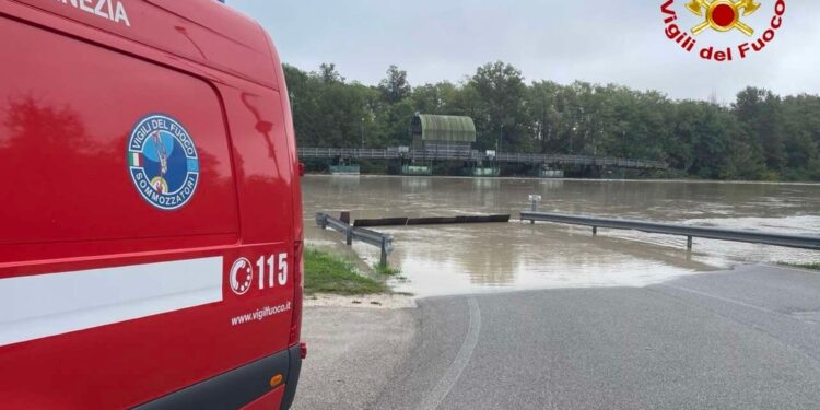 Stava lavorando alla movimentazione di un ponte di barche