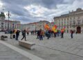 Una cinquantina persone in piazza Unità invoca sciopero generale