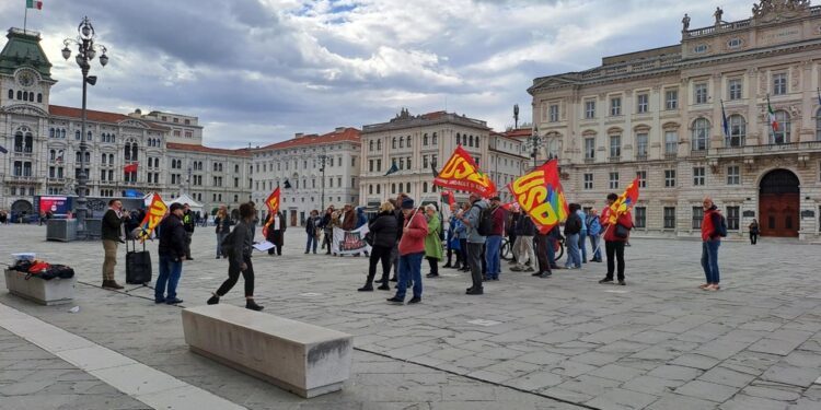 Una cinquantina persone in piazza Unità invoca sciopero generale