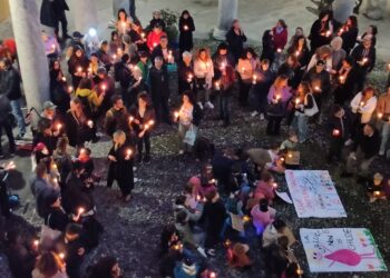 Chiusura delle scuole a Como, la protesta dei genitori con le candele