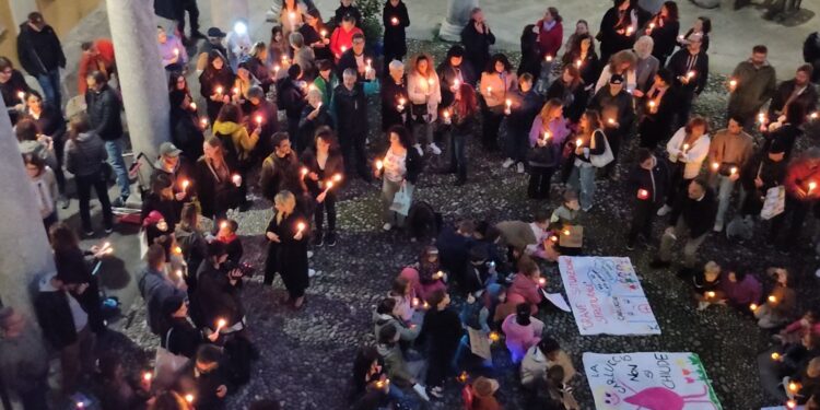 Chiusura delle scuole a Como, la protesta dei genitori con le candele