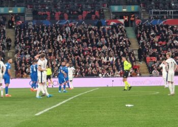 Una fase di Inghilterra-Grecia a Wembley. Al centro il fischietto comasco Andrea Colombo