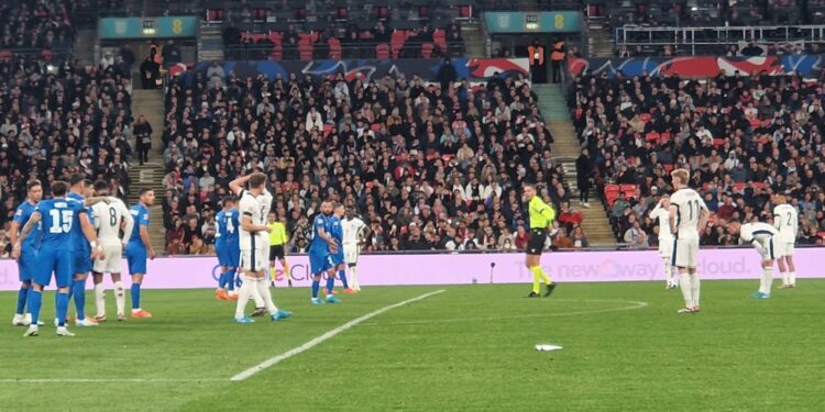 Una fase di Inghilterra-Grecia a Wembley. Al centro il fischietto comasco Andrea Colombo