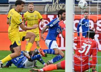 Azzurri all'attacco durante Como-Parma (foto Roberto Colombo)