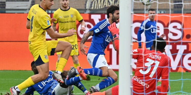 Azzurri all'attacco durante Como-Parma (foto Roberto Colombo)