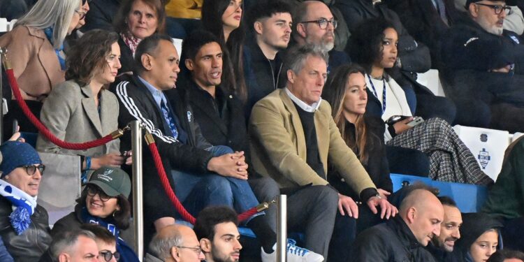 Hugh Grant in tribuna allo stadio Sinigaglia (foto Roberto Colombo)