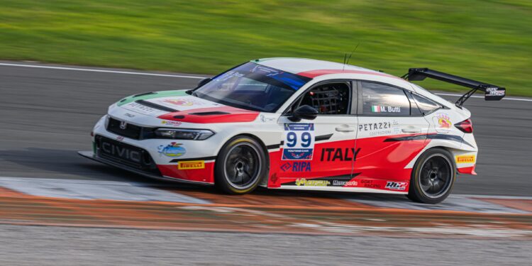 Marco Butti sulla pista di Valencia