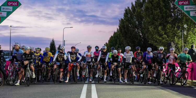 La partenza della Gran Fondo a Cantù