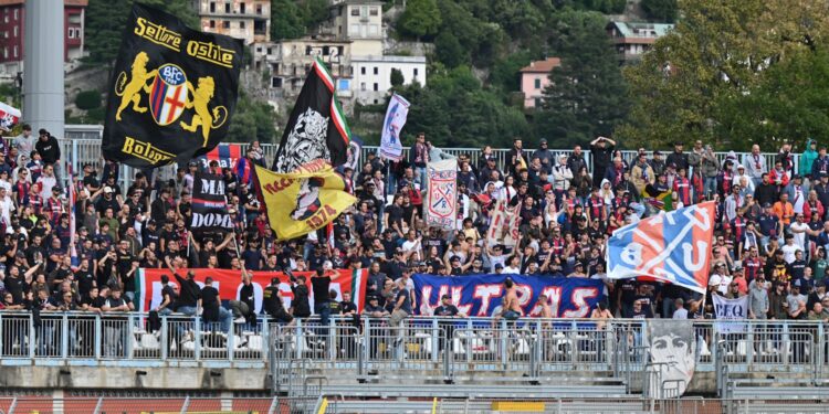 I tifosi del Bologna allo stadio Sinigaglia lo scorso 14 settembre  (foto Roberto Colombo)