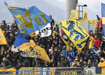 I tifosi del Parma allo stadio Sinigaglia (foto Roberto Colombo)