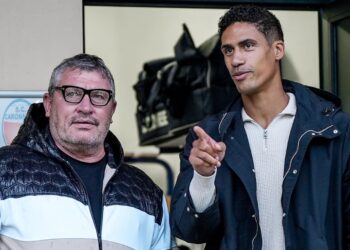 Raphaël Varane a Mozzate con Osian Roberts (foto Como 1907)