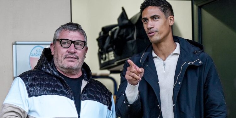 Raphaël Varane a Mozzate con Osian Roberts (foto Como 1907)