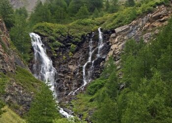 Cascate montagna acqua