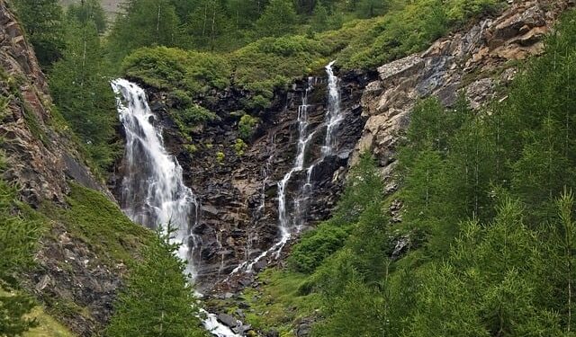 Cascate montagna acqua