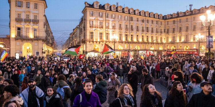 Davanti alla Prefettura alla fine del corteo sindacale