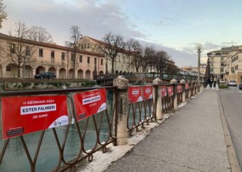 Su un ponte cartelli alla memoria delle vittime dell'ultimo anno