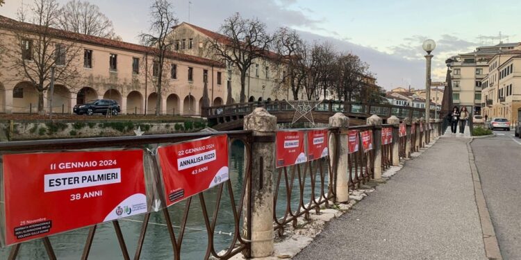 Su un ponte cartelli alla memoria delle vittime dell'ultimo anno