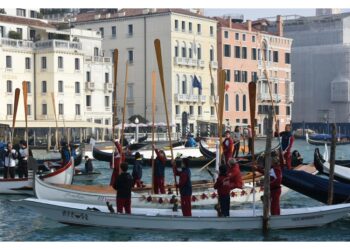 Come da tradizione guidato dalla gondola bianca 'Penelope'