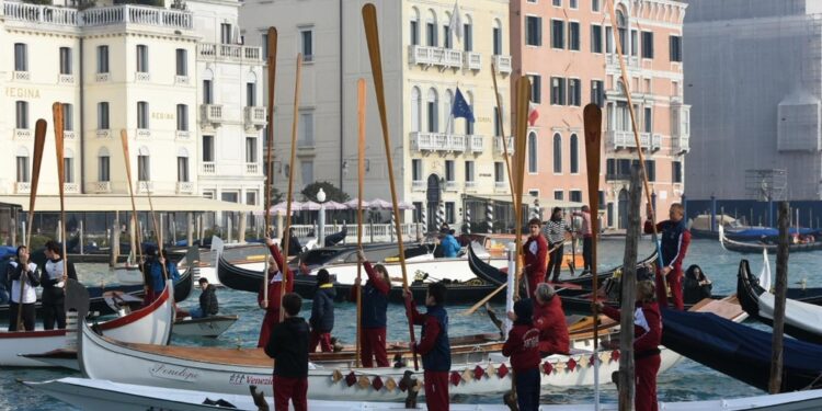 Come da tradizione guidato dalla gondola bianca 'Penelope'